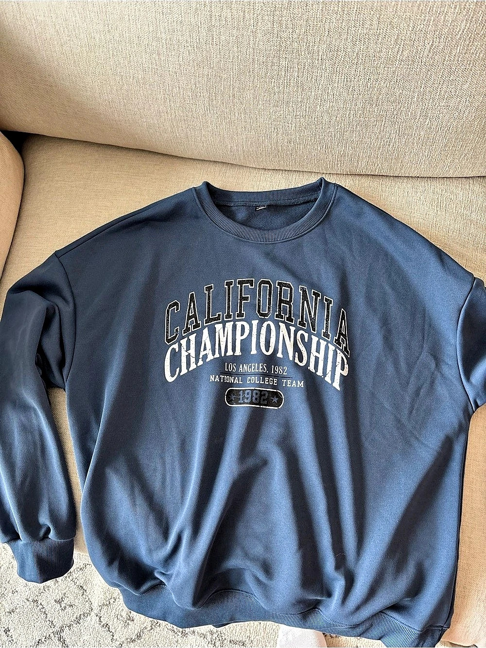 Dazy Graphic Sweatshirt in Blue Large Like New